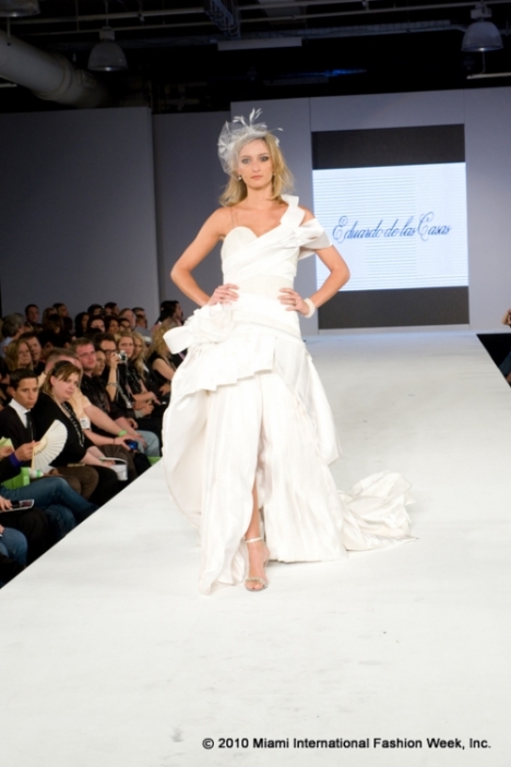 White dress designed by Eduardo de las Casas